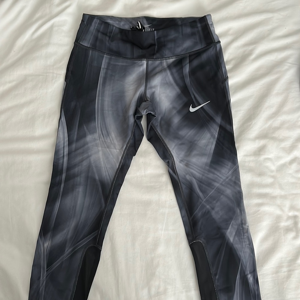 NIKE Cropped Dri-Fit Leggings